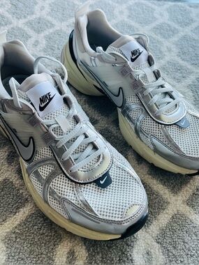 Nike V2K Running Shoes